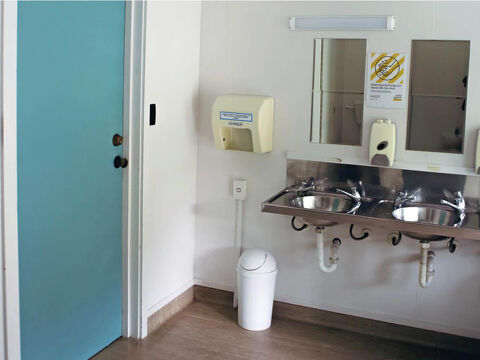 Pirongia Forest Park Lodge Bathroom